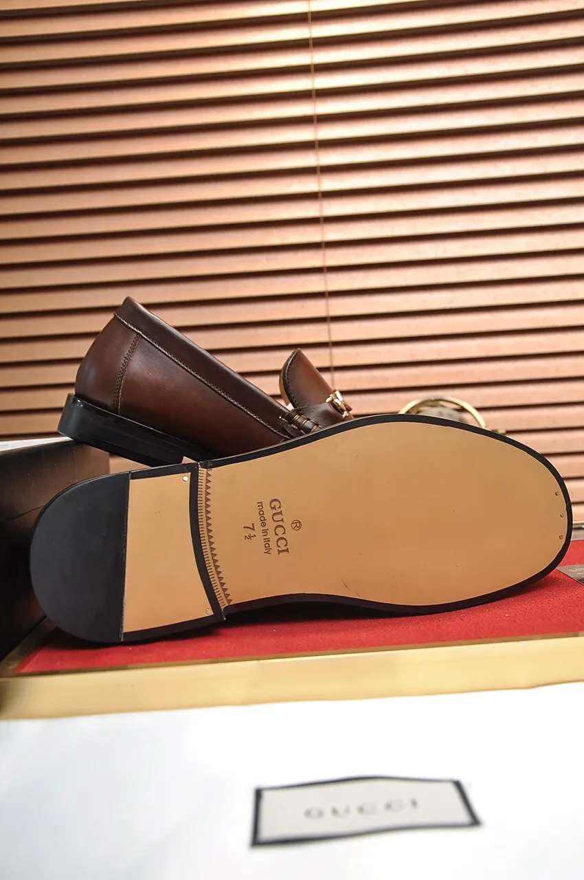 Men's shoes💰560💶Italy's top luxury men's shoe giant (GUCCI) (Gucci) (full cowhide lining) new arrival🍃Original European style🔰 Pleasant to the eye😍In order to make the shoes more durable and non-deformable🌀The production continues to follow traditional methods but there is still no lack of innovation💪Choose original sheepskin for the leather♻️ Smooth and natural And extra bright ⭐Made of imported cowhide, the first choice of rich people 38-45 (45 customized)